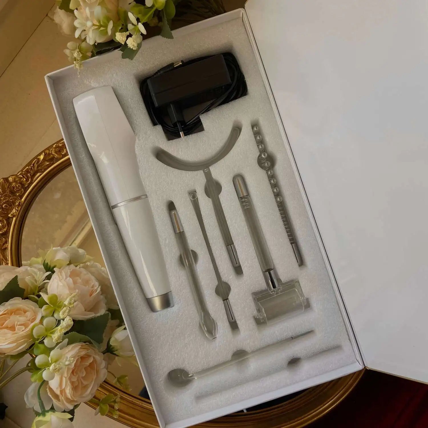 Kit complet LumiFréquence avec appareil haute fréquence et 7 électrodes en verre dans sa boîte