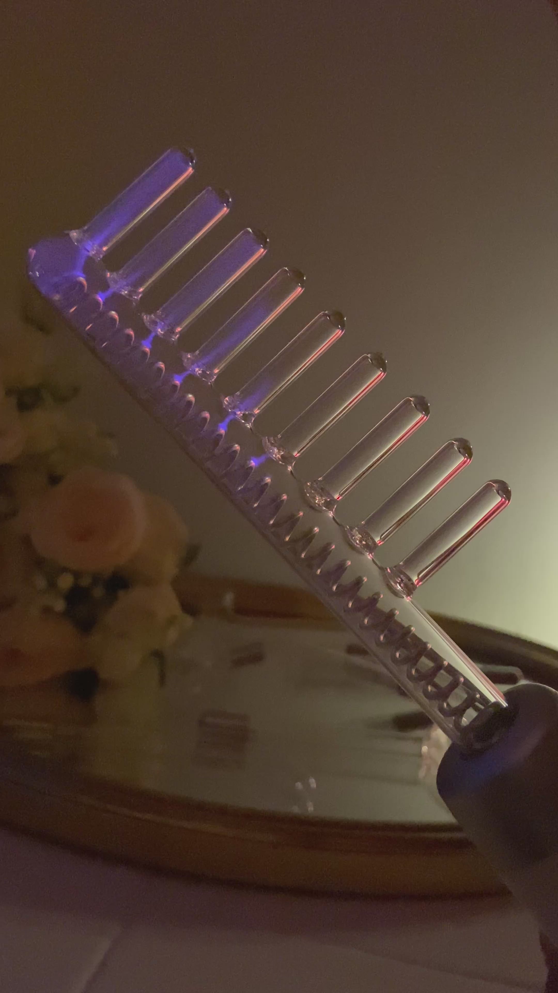 alt="Démonstration de l'appareil haute fréquence LumiFréquence – lumière argon, électrodes visage et cuir chevelu"
